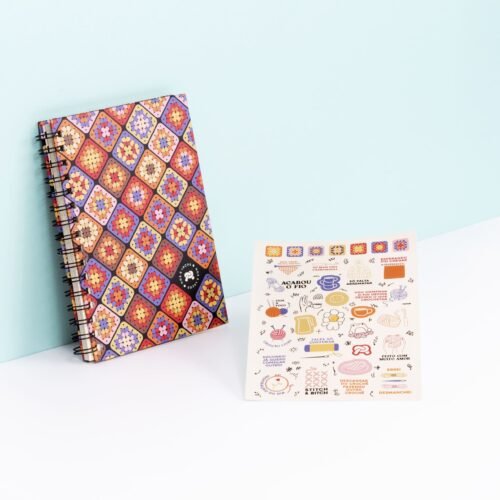 Caderno Quadriculado + Brinde Cartela de Adesivos